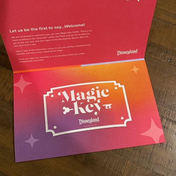DISNEY Disneyland Magic Key Welcome Box - Picture 5 of 6